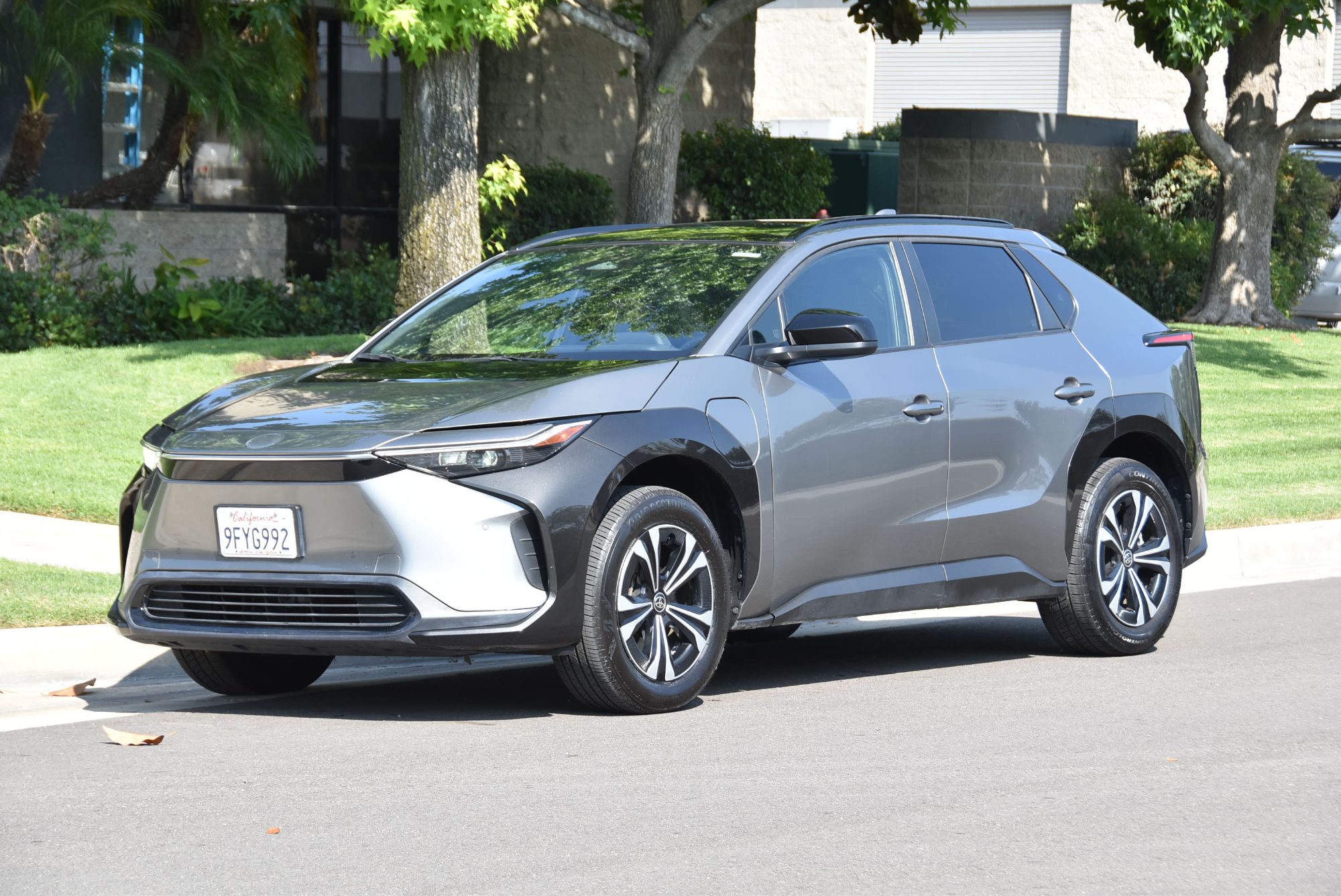 2023 TOYOTA bZ4X XLE 4dr Crossover